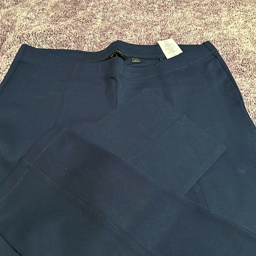 Ladies brand new size medium H by Halston navy blue capris slacks.